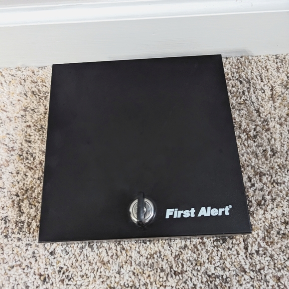 First alert metal safe box - Picture 1 of 3